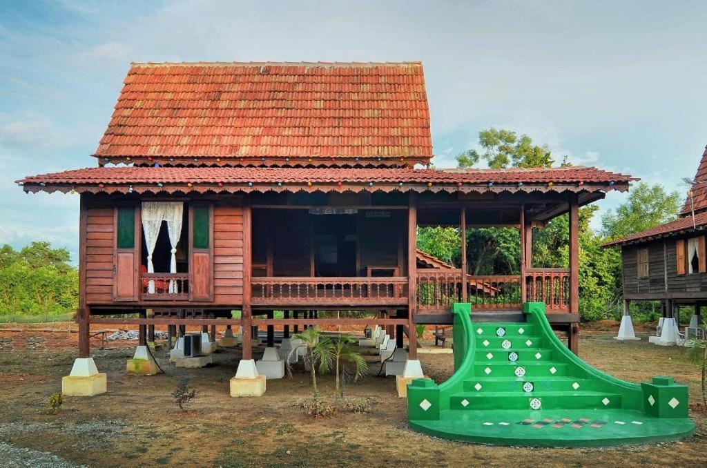 Oyo Home 90745 Desa Balqis Beach Resort Malacca Exterior foto